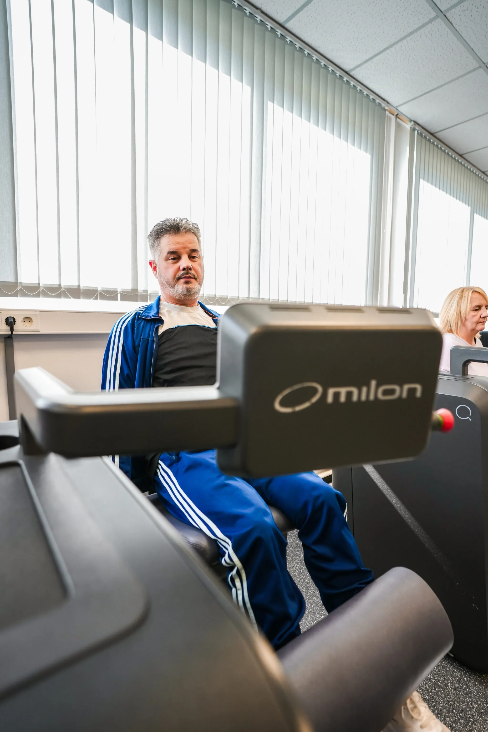 Person trainiert an einem Milon-Trainingsgerät im BIONIK Gesundheitszentrum