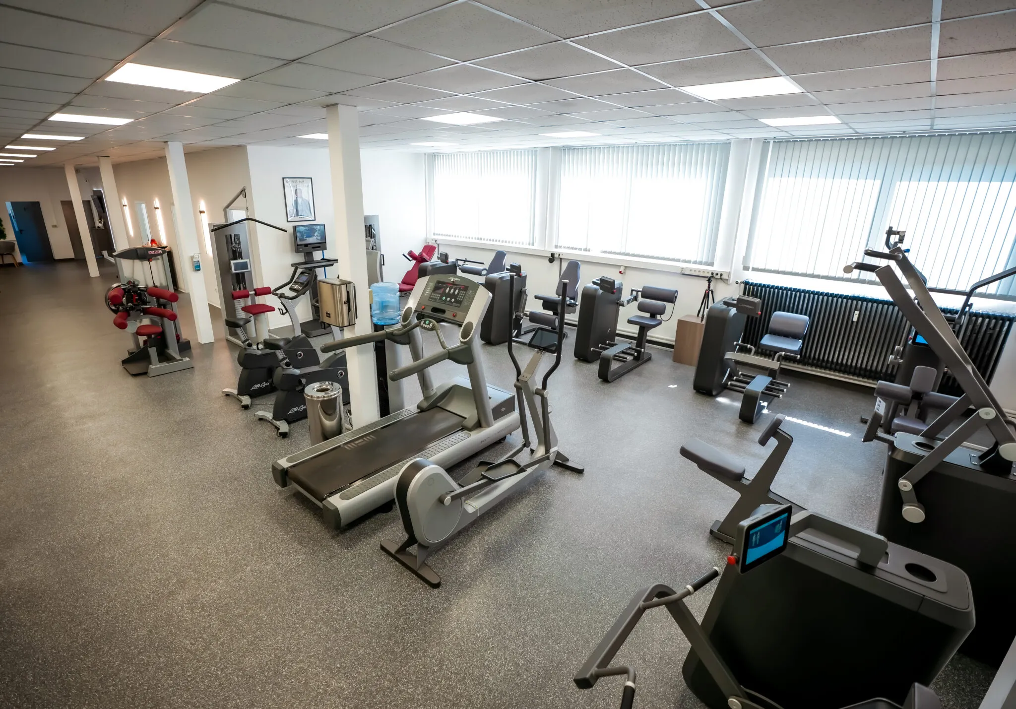 Trainingsfläche mit medizinischen Trainingsgeräten im BIONIK Gesundheitszentrum